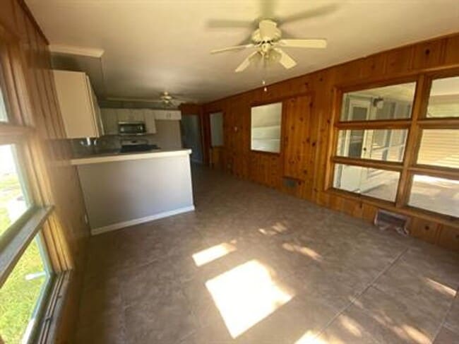 Building Photo - Large 5 bedroom 2 bath home in Derby