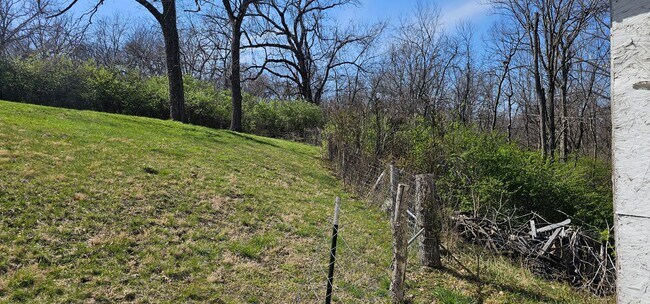 Building Photo - AVAILABLE NOW!!!! Large Lot and Northland ...