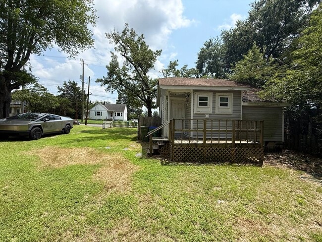 Building Photo - 2 bedroom house in Fulton Hill; Big yard, laundry, central hvac all electric and a deck!