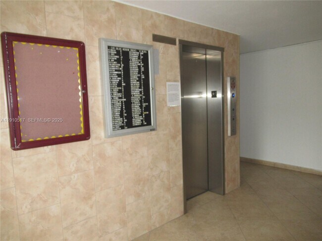 Building Photo - 581 Blue Heron Dr