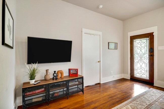 Building Photo - Fully Furnished 3 bedroom 2 bath  for 2 weeks or a Month stay