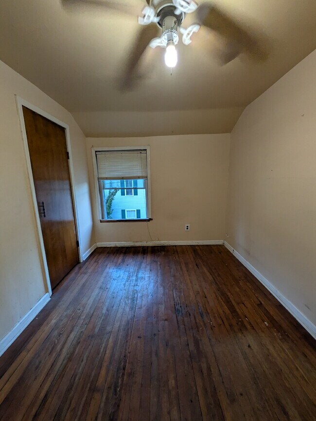 Building Photo - Beautifully updated 2 bed 1 bath apartment in Beaver Falls!  OPEN HOUSE on Thursday (February 5) ...