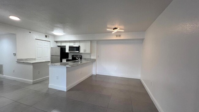 Building Photo - 191 SW Palm Dr