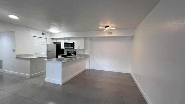 Building Photo - 191 SW Palm Dr