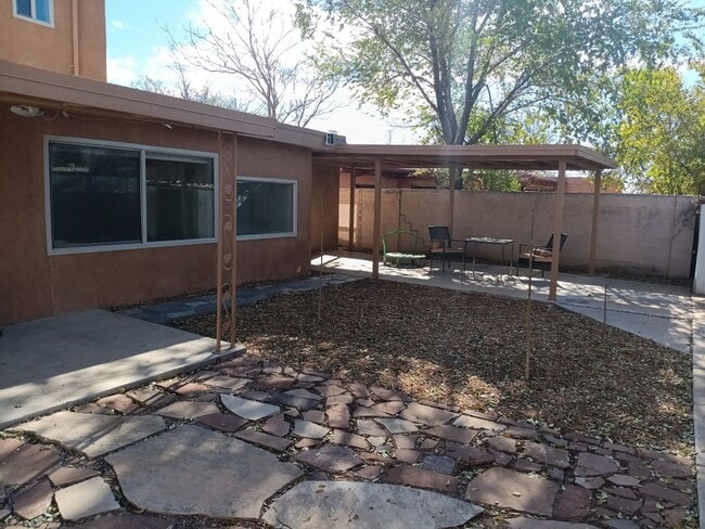 Building Photo - Stunning 4-bedroom 3-bathroom home in Santa Fe! Showings available NOW!