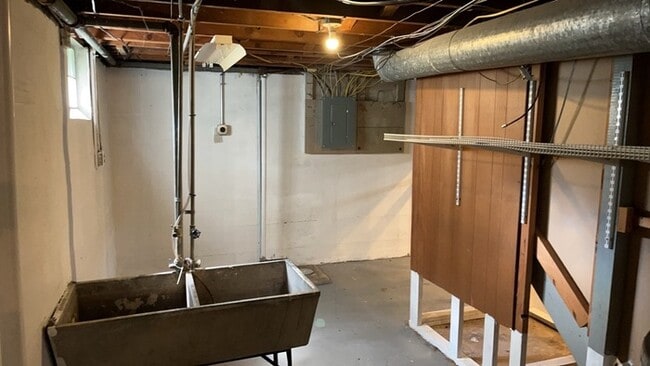 Building Photo - 250 E Parkwood Dr