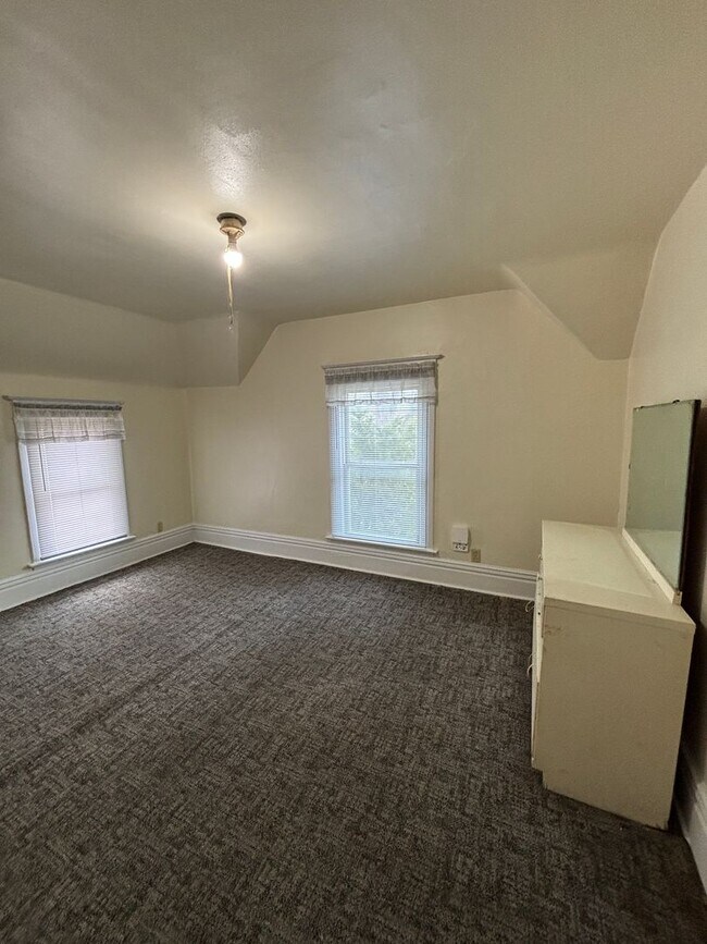 Building Photo - 326 Fowler St