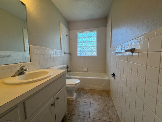 Building Photo - Newly updated, spacious 2 bedroom - Half o...