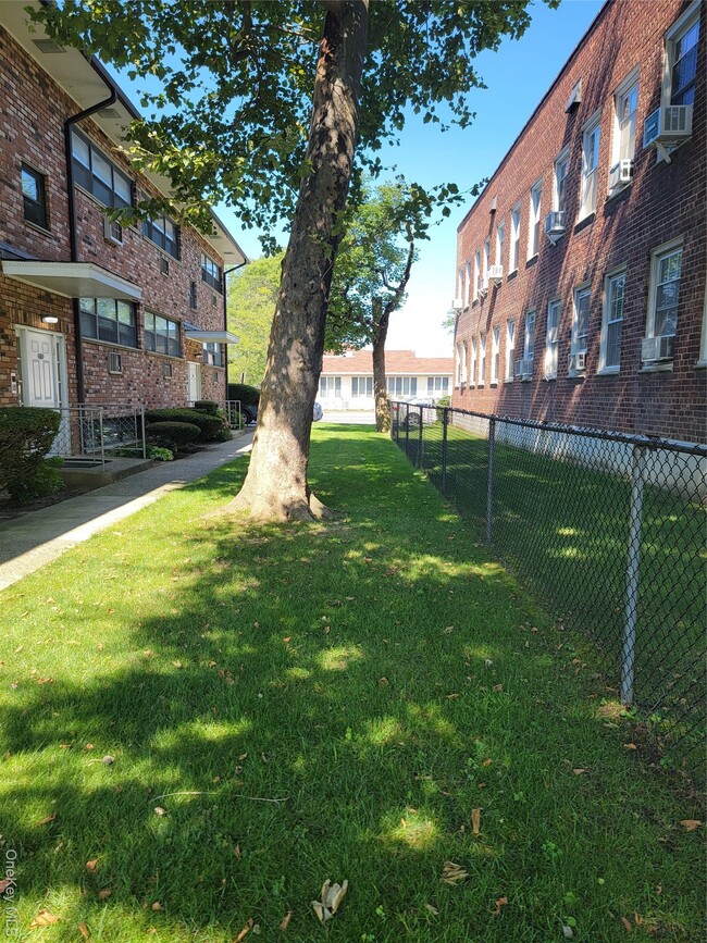 Building Photo - 84 Lincoln Ave