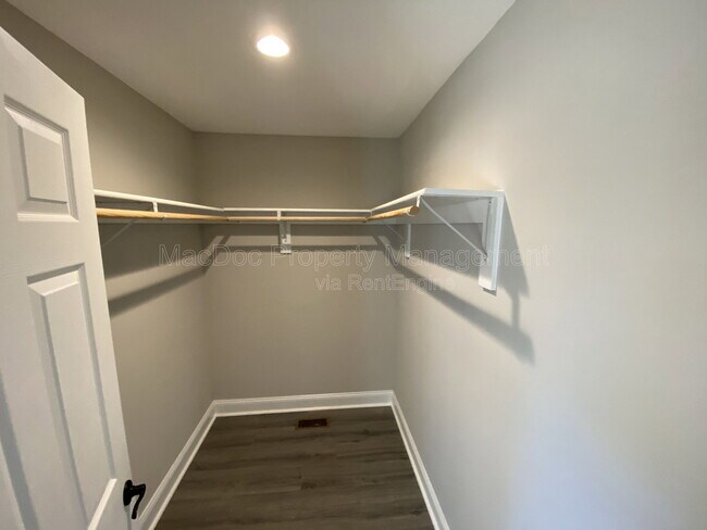 Building Photo - 77 Lakeview Dr