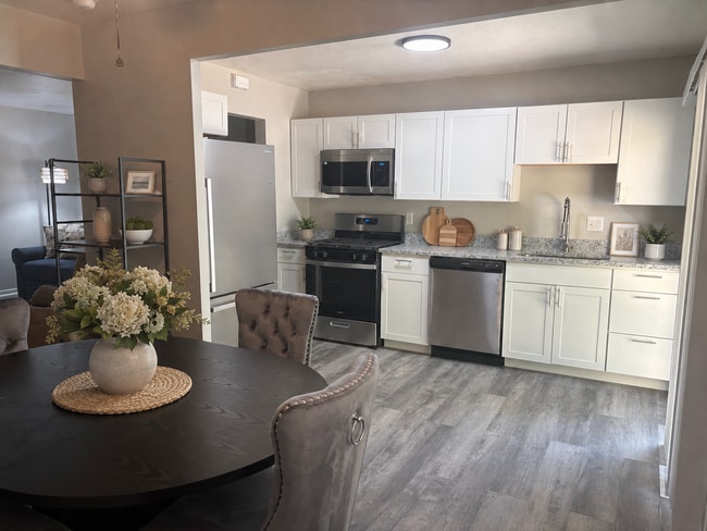 Building Photo - 2-Bedroom Remodeled Unit across from Lake Erie