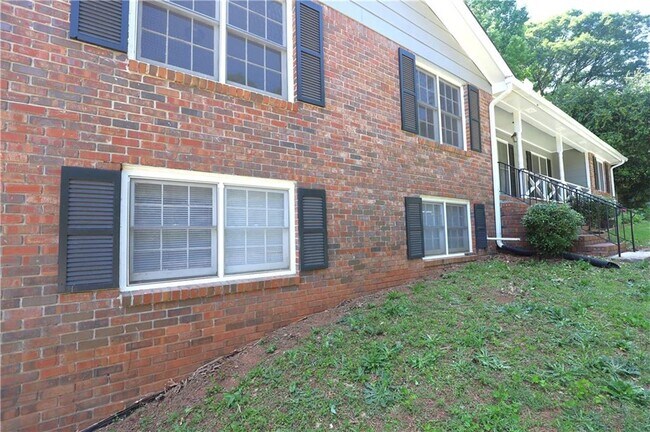 Building Photo - 4732 Valley Dale Dr SW