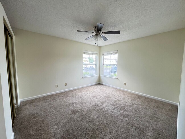 Building Photo - First Floor, Unfurnished, 3 Bedroom, 2 Bath Condo with Screened-in Back Patio!