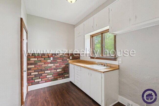 Building Photo - 2027 Berkshire Pl