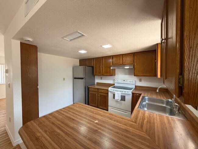 Building Photo - 1324 S Ocotillo Dr