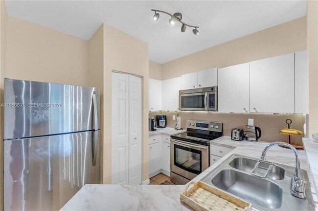 Building Photo - 8844 S Isles Cir