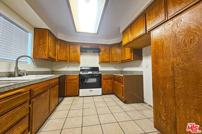 Building Photo - 7556 Thousand Oaks Dr