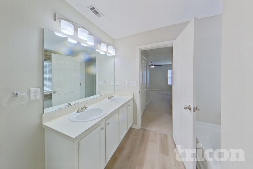 Building Photo - 15180 Bareback Dr