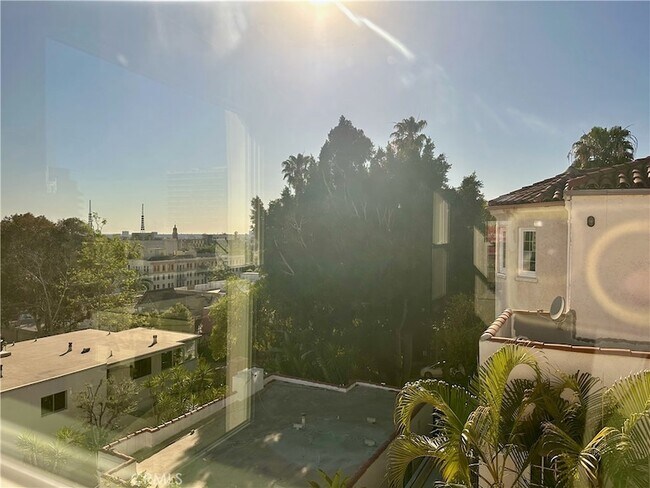 Building Photo - 6330 Franklin Ave