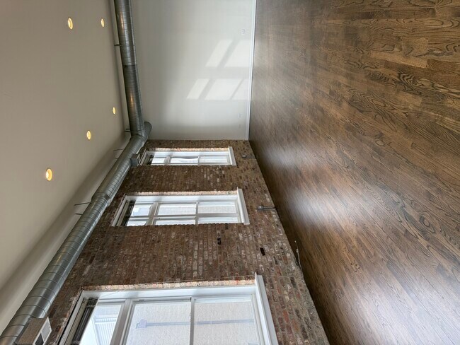 Building Photo - 949 N Willard Ct