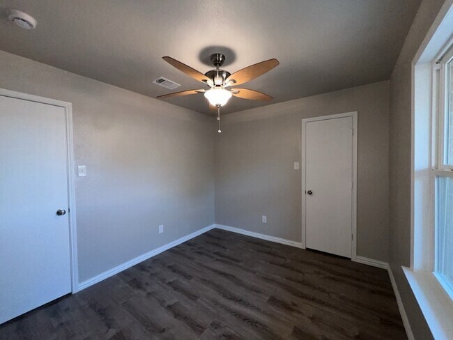 Building Photo - 5728 Shady Springs Trail