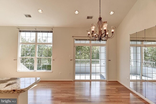 Building Photo - 10706 Symphony Way