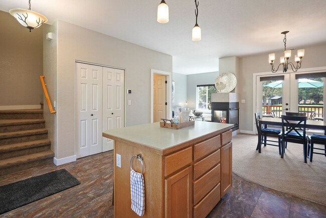 Building Photo - 1084 Golden Pheasant Dr