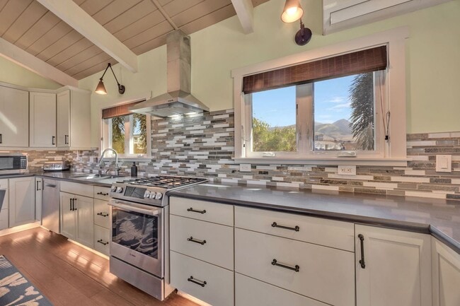 Building Photo - Oceanview 3-Bedroom in Lahaina – Solar, EV...