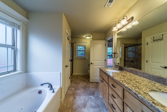 Building Photo - 3205 SW Briar Creek Ave