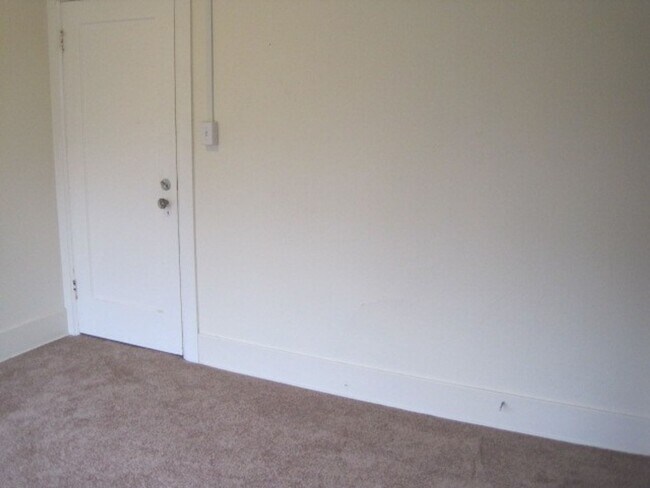 Building Photo - Live in Wallingford and Be Close to Everything!