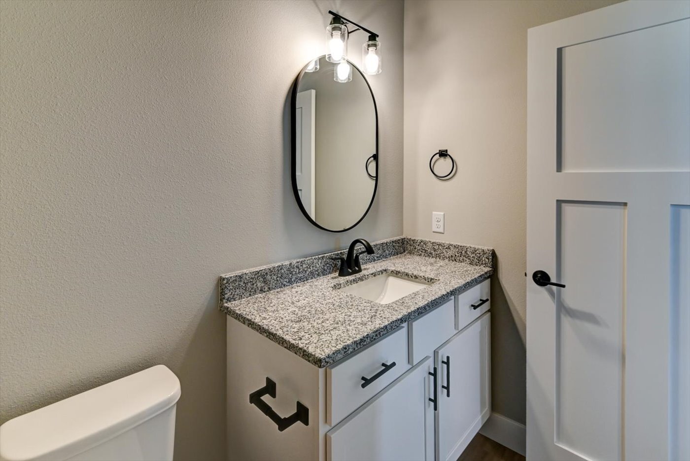 Building Photo - 2900 Blue Grass Dr