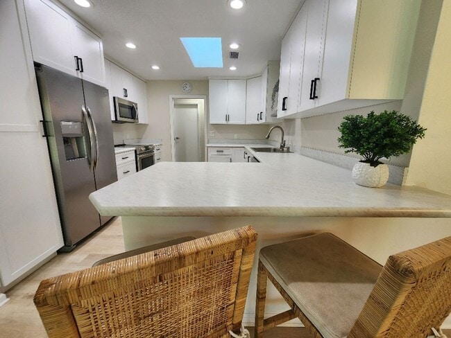 Building Photo - Gorgeous Hidden Lakes 3/2/2 Home