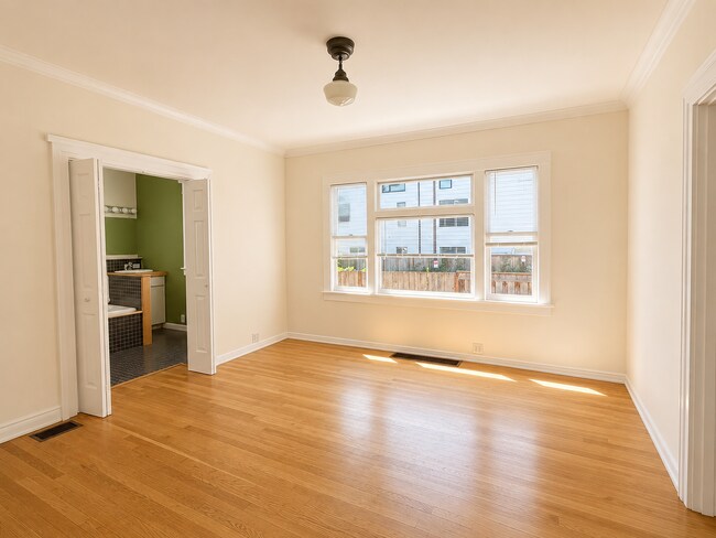 Building Photo - Spacious 5 Bedroom Home in N Portland with Hardwood Floors, Huge Basement & Fenced Yard!
