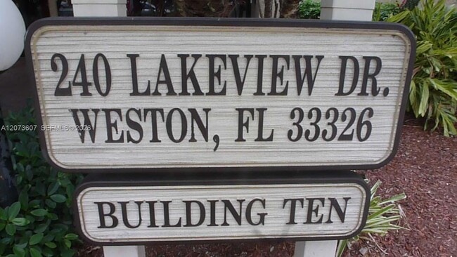 Building Photo - 240 Lakeview Dr
