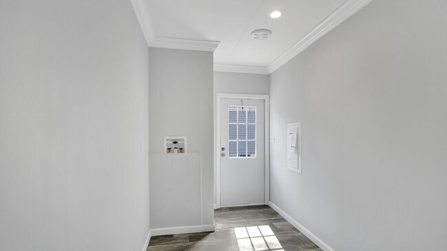 Building Photo - BEAUTIFUL 3/2 AVAILABLE NOW! $500 OFF FIRS...