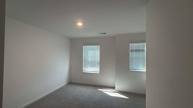 Building Photo - 145 Star Ct