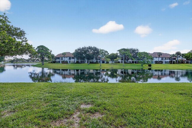 Building Photo - 16100 W Bay Dr