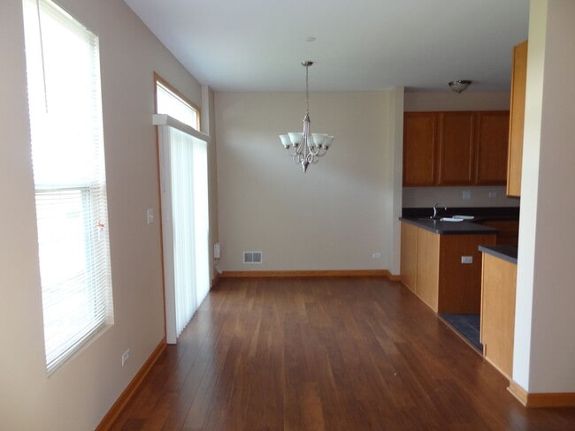 Building Photo - 3 BEDROOM, 1.1 BATH TOWNHOME IN BRISTOL BA...