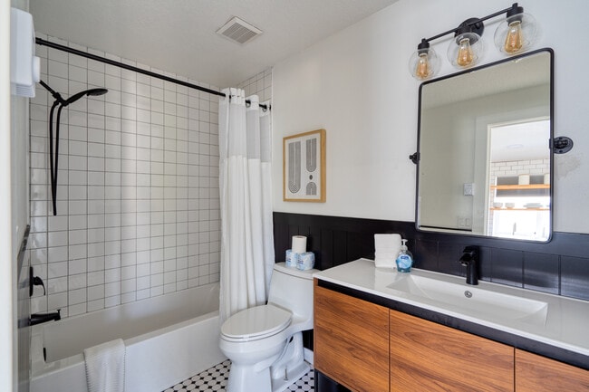 Building Photo - 5222 SE Holgate Blvd