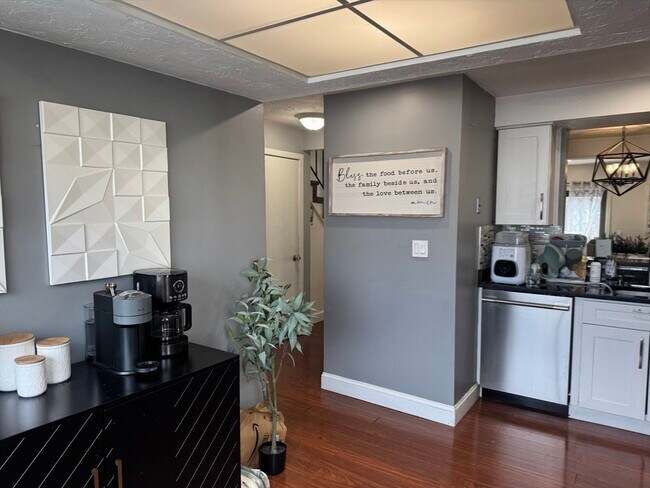 Building Photo - 909 Pleasant St