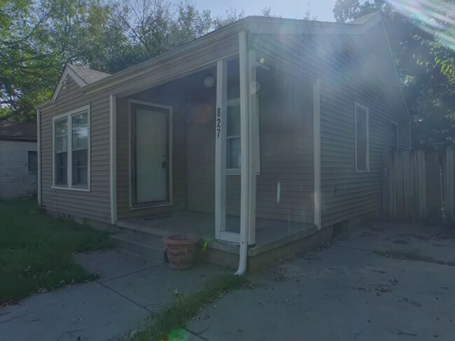Building Photo - 827 S Crestway St