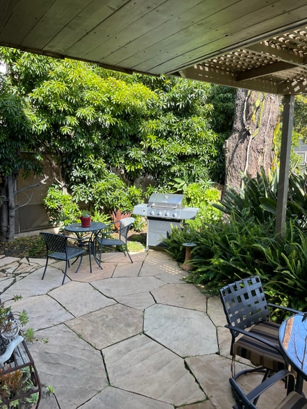 Primary Photo - 521 E Arrellaga St