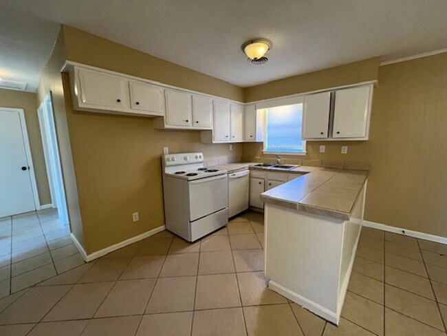 Building Photo - Renovated 3 Bedroom 1 Bath Home for Rent!!