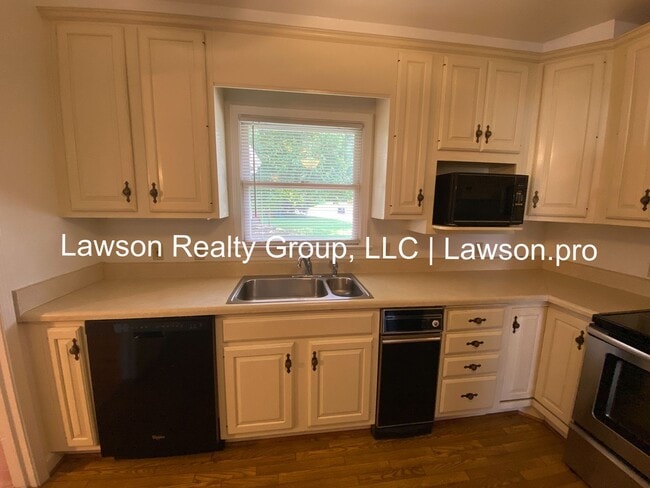 Building Photo - Spacious Hollins Four Bedroom w/ Finished Basement