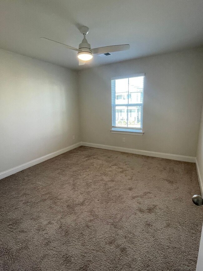 Building Photo - 1520 Henderson Pt Aly