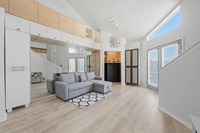 Building Photo - 10855 Meadowglen Ln