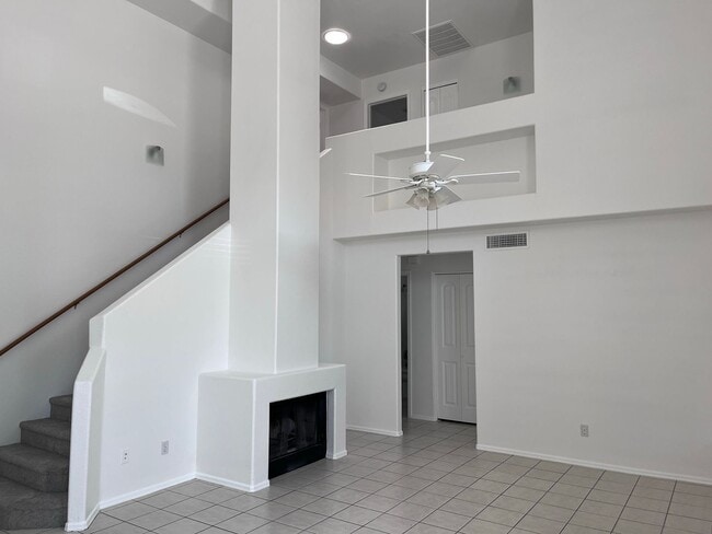 Building Photo - COMING SOON! 3 bed 3 bath Town house with ...