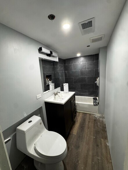 Building Photo - 2925 N Lawndale Ave