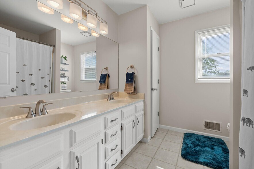 Building Photo - 7817 Chippewa St