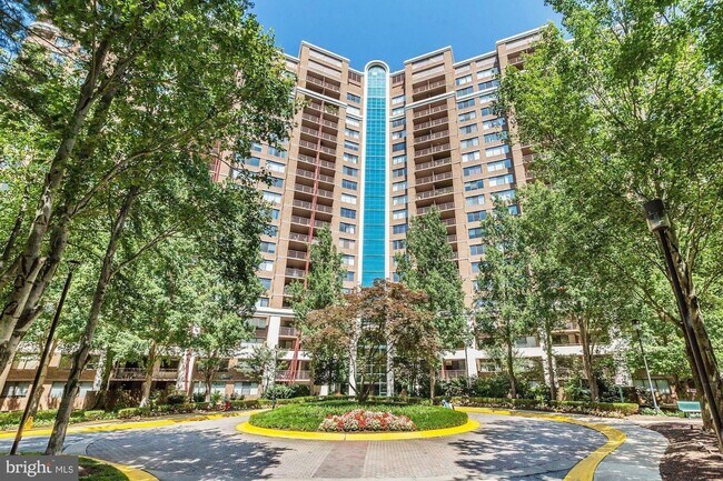 Exterior Entrance - 10101 Grosvenor Pl